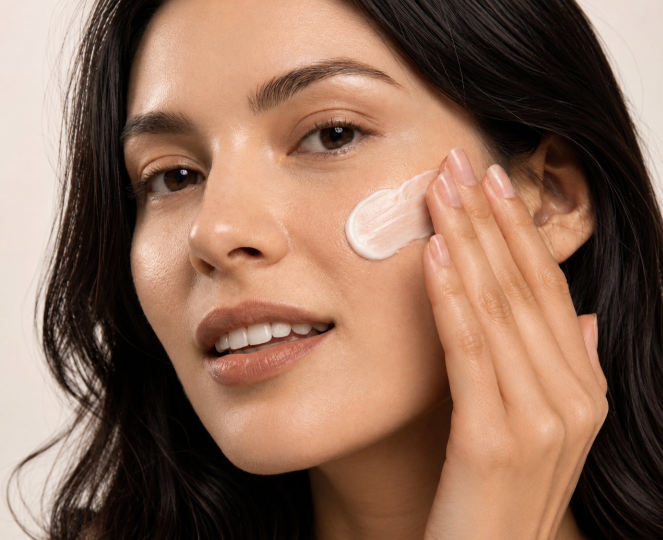 Mujer aplicando crema dermatológica en su rostro